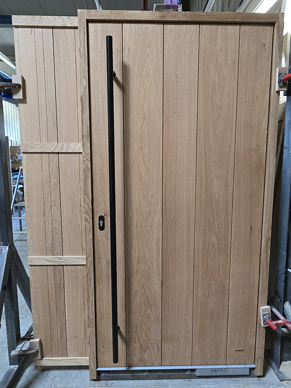 Pose d'une porte d'entrée pivotante en rénovation